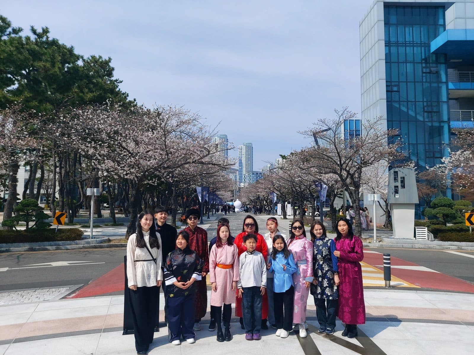 春の桜並木の散策